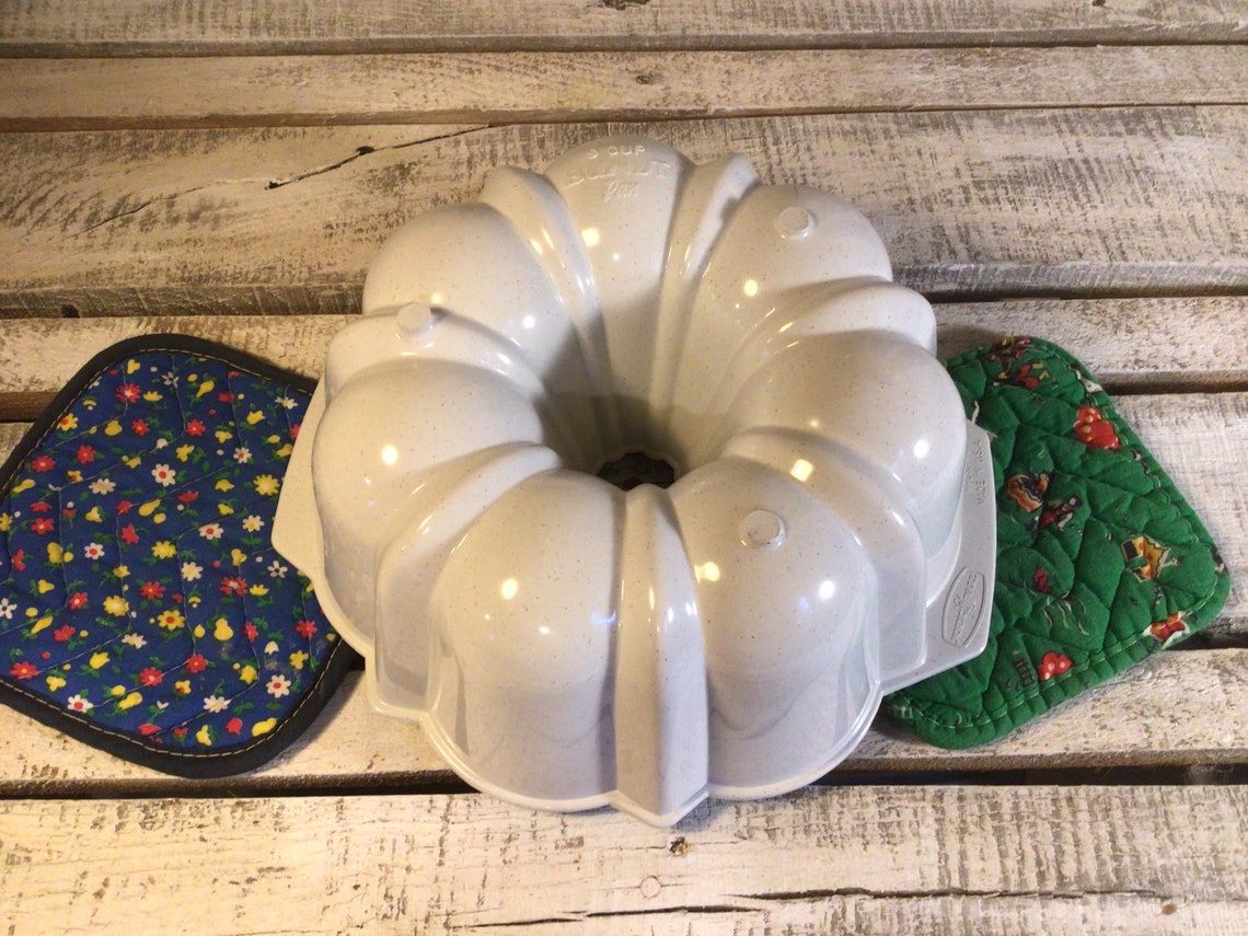 Vintage 9 Cup Bundt Pan Microwave and Conventional Oven Safe Etsy
