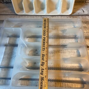 Pode incluir: Conjunto de tr&ecirc;s canecas de cer&acirc;mica creme com esmalte salpicado. Cada caneca apresenta um design floral pintado &agrave; m&atilde;o em tons de azul, verde e amarelo. As canecas t&ecirc;m uma forma simples e arredondada, com uma al&ccedil;a.