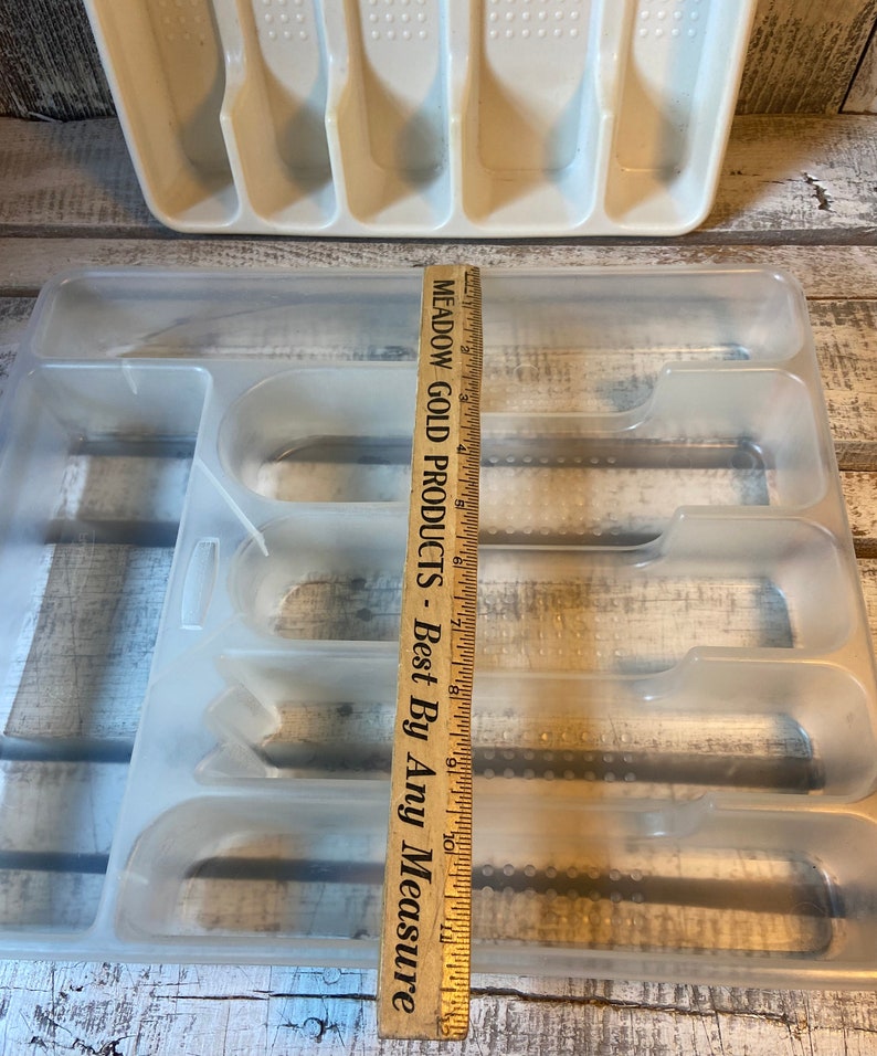 Pode incluir: Conjunto de tr&ecirc;s canecas de cer&acirc;mica creme com esmalte salpicado. Cada caneca apresenta um design floral pintado &agrave; m&atilde;o em tons de azul, verde e amarelo. As canecas t&ecirc;m uma forma simples e arredondada, com uma al&ccedil;a.