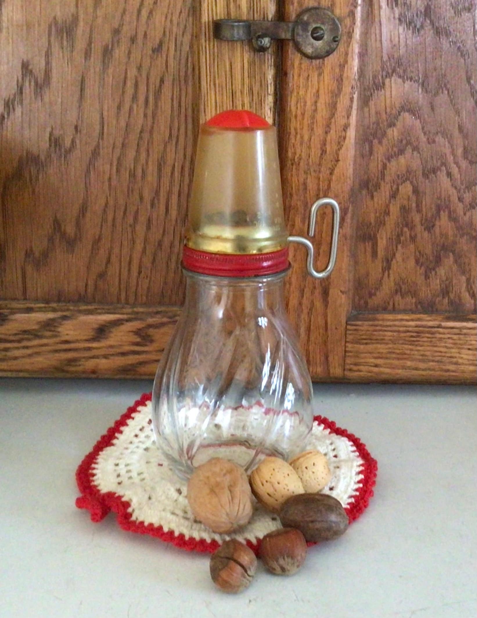 vintage hand-crank nut grinder, 1950s red plastic w/ glass jar, old kitchen  utensil