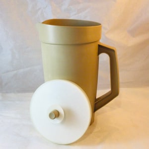 Vintage Tupperware Pitcher w Push Button Lid # 800 in Tan 2 Quart, Beige  2 Quart Pitcher no 800