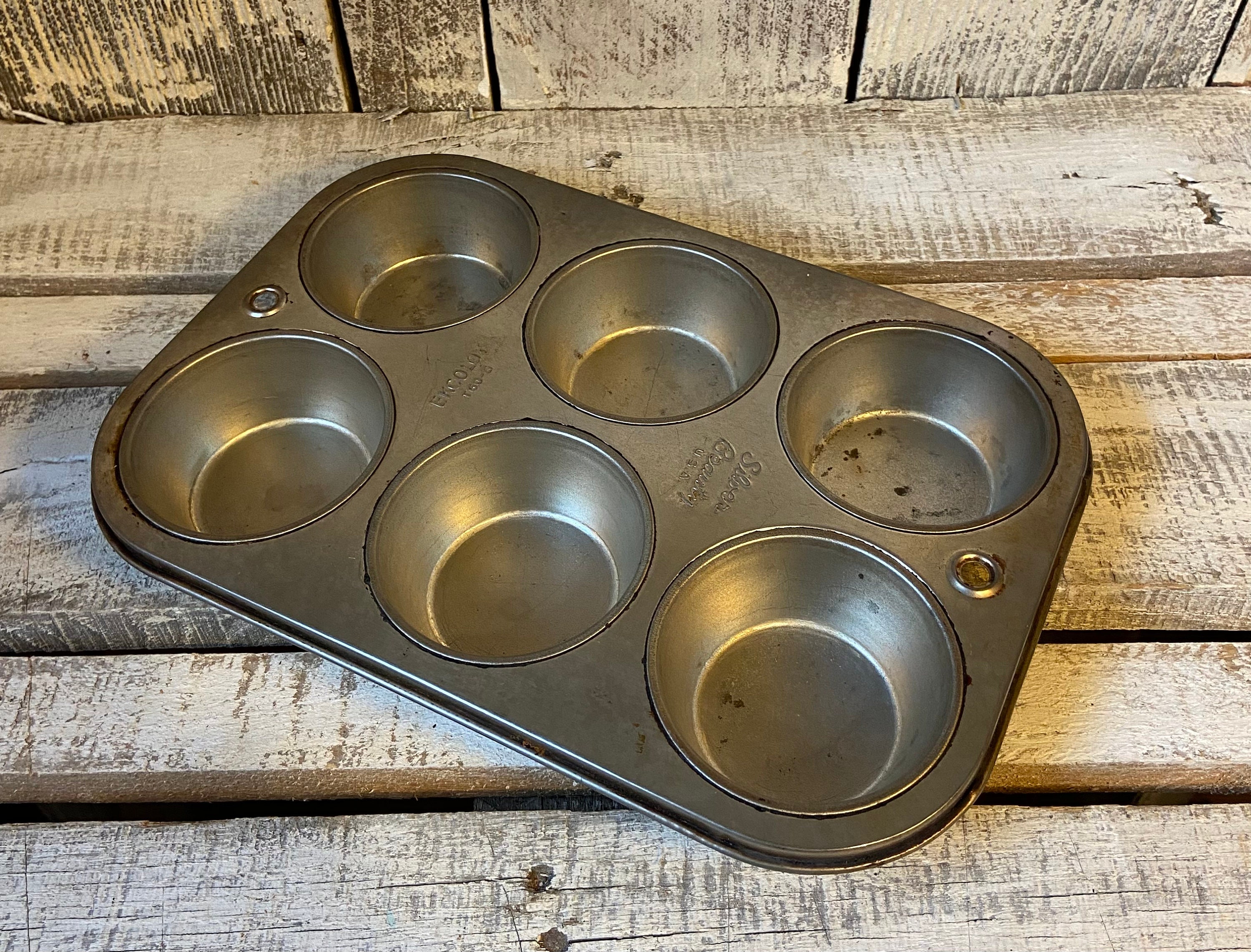 Silver Ceramic Mega Muffin Pan - Charleston Wrap