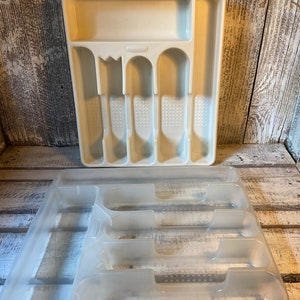 Pode incluir: Duas bandejas de talheres de pl&aacute;stico. A bandeja superior &eacute; branca e tem compartimentos para utens&iacute;lios. A bandeja inferior &eacute; transparente e tem compartimentos para utens&iacute;lios. Ambas as bandejas est&atilde;o vazias.