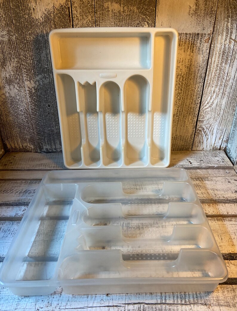 Pode incluir: Duas bandejas de talheres de pl&aacute;stico. A bandeja superior &eacute; branca e tem compartimentos para utens&iacute;lios. A bandeja inferior &eacute; transparente e tem compartimentos para utens&iacute;lios. Ambas as bandejas est&atilde;o vazias.