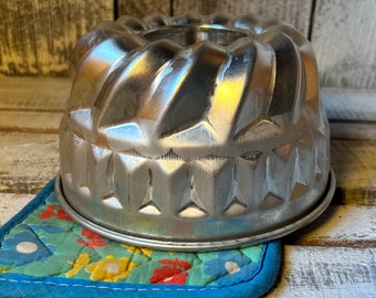 Vintage Kaiser Spiral Bundt Pan Mold Made in Germany, Kitchen Mold Display