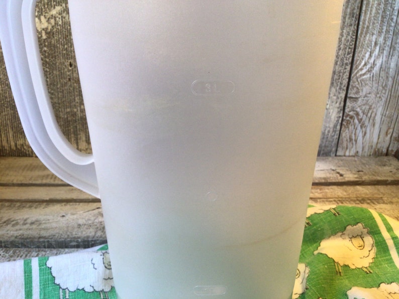 Rubbermaid 1 Gallon Pitcher w Red Lid , Unbreakable Lg Drink Pitcher immagine 5