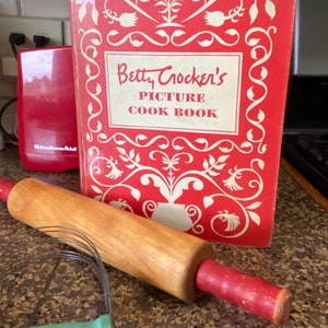Vintage 1950s Betty Crocker's Picture Cookbook Spiral Bound, Betty Crocker Hardbound Mid Century Red White Quilt Pattern Cookbook image 2