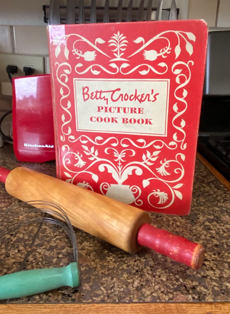 Vintage 1950s Betty Crocker's Picture Cookbook Spiral Bound, Betty Crocker Hardbound Mid Century Red White Quilt Pattern Cookbook image 2