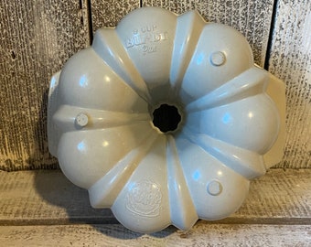 Vintage 9 Cup Bundt Pan, Microwave and Conventional Oven Safe Bundt by Nordic Ware