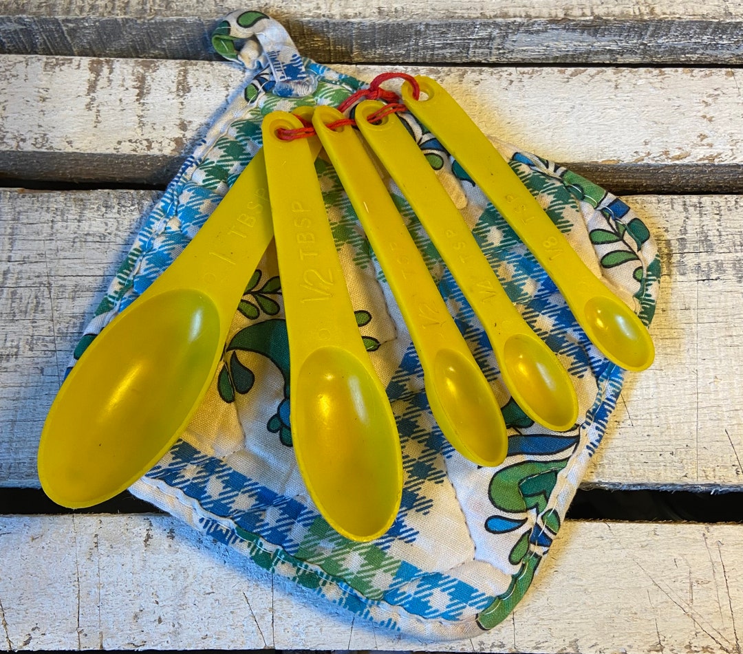 Vintage Measuring Spoon Set Bright Yellow, Farmhouse Cottage Retro