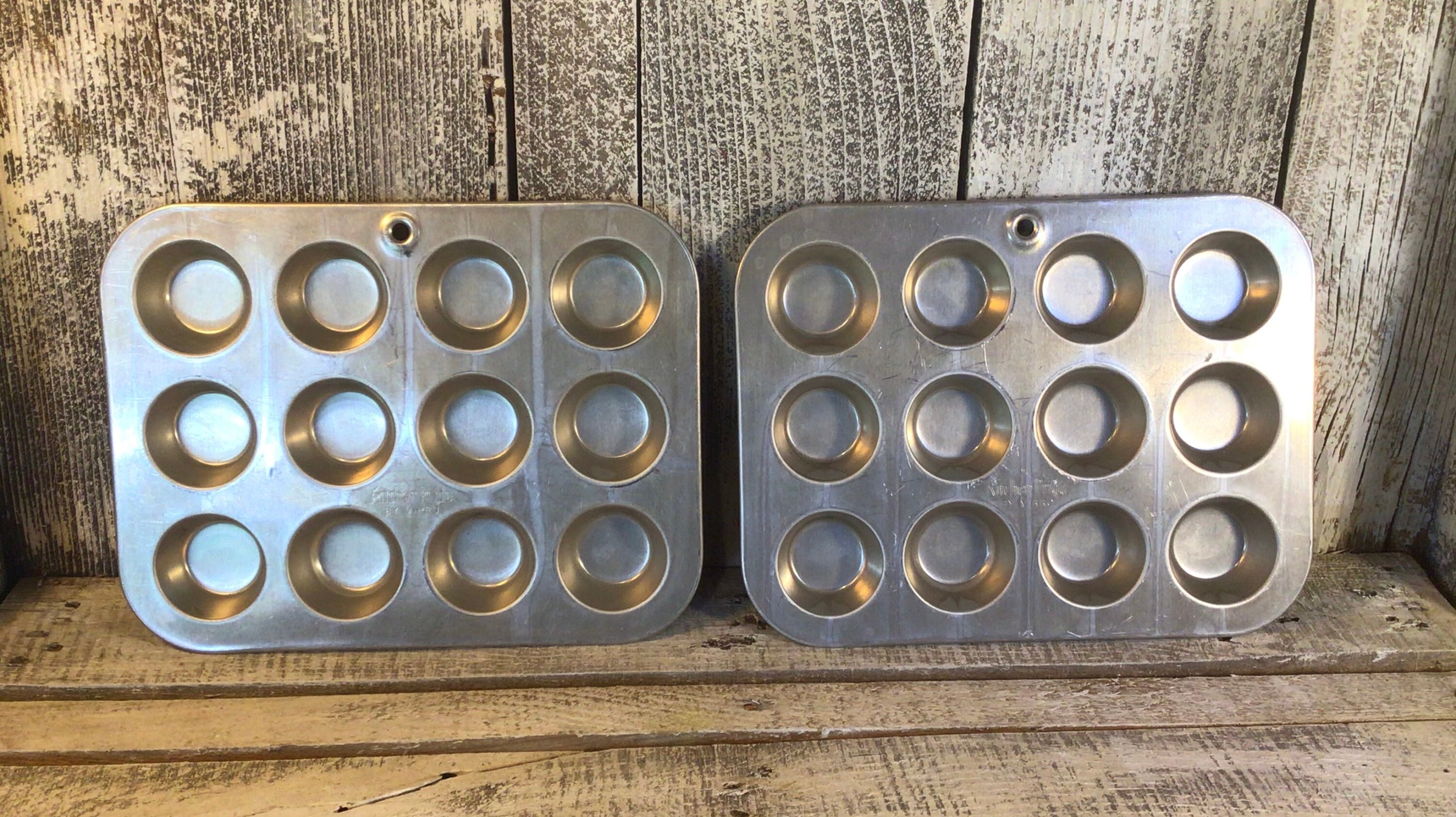 MIRRO 62M ALUMINUM 12 HOLE CUPCAKE MUFFIN TIN, VINTAGE