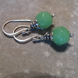 Pendientes minimalistas de cristal verde opaco y plata de ley