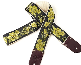 Correa para guitarra Mason: floral amarilla con hojas verdes sobre fondo negro y correa y cuero personalizados, herrajes metálicos de color amarillo limón