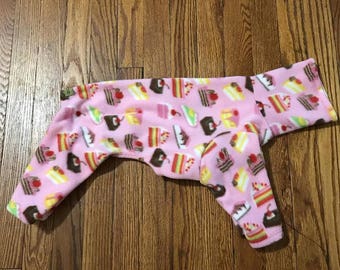 Geef ze taart! Hondenpyjama van fleece: 2-been, 4-been, vest