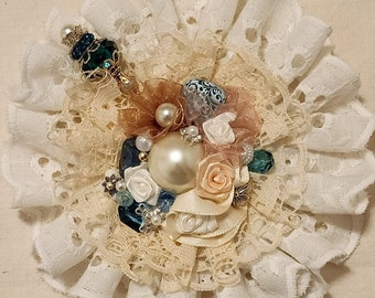 シャビーシックな宝石付き花の生地クラスター装飾