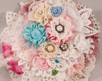 シャビーシックな花柄の生地のクラスター装飾