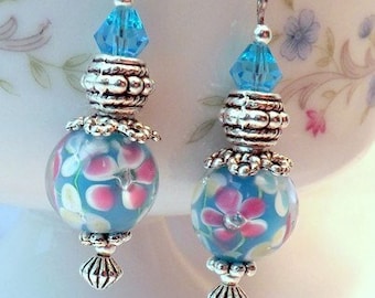 ブルーフローラルランプワークガラスシルバーイヤリング、ブルー、ピンク、イエローの花