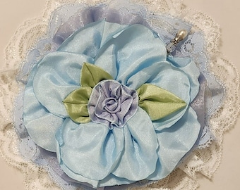 ピン留めの付いたシャビーシックな花柄の布製クラスター装飾