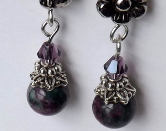 花のアクセントが付いた本物のルビーゾイサイトビーズイヤリング