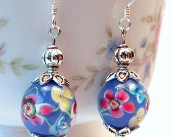 ブルーフローラルランプワークガラスシルバーイヤリング、ピンク＆イエローフラワー