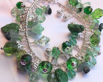 グリーンクリスタルビーズ、ランプワーク、チェコガラスのシルバーチャームブレスレット