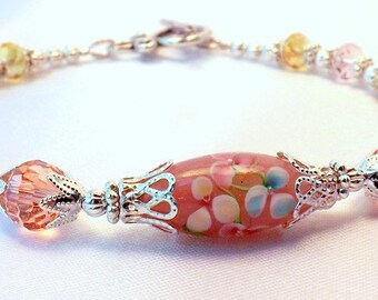 ピンクと黄色のクリスタルのブレスレット付きピンクの花柄ランプワーク