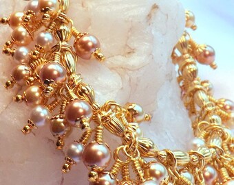 素敵なワイヤーラップのゴールド、クリーム、銅のフェイクパールチャームブレスレット、素晴らしいギフト