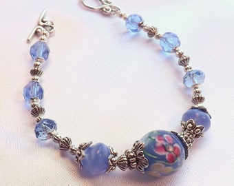 ブルークリスタルビーズ、花柄ランプワークガラスブレスレット
