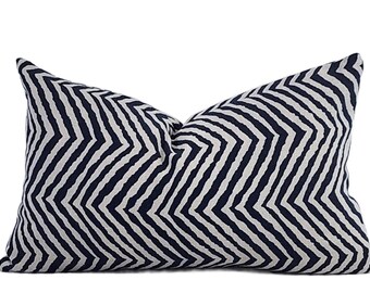Funda de almohada lumbar de lino azul marino con estampado de chevrón: Zig Zag tribal, 12x20