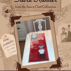 Op de afbeelding: Een rode en witte tafelrunner met een chef-kok ontwerp. De tafelrunner is gemaakt van stof en heeft een gestikt ontwerp. De tekst "Table Runner from the Saucy Chef Collection" staat bovenaan de afbeelding. De tekst "PDF pattern permission to make 1 copy" staat onderaan de afbeelding.