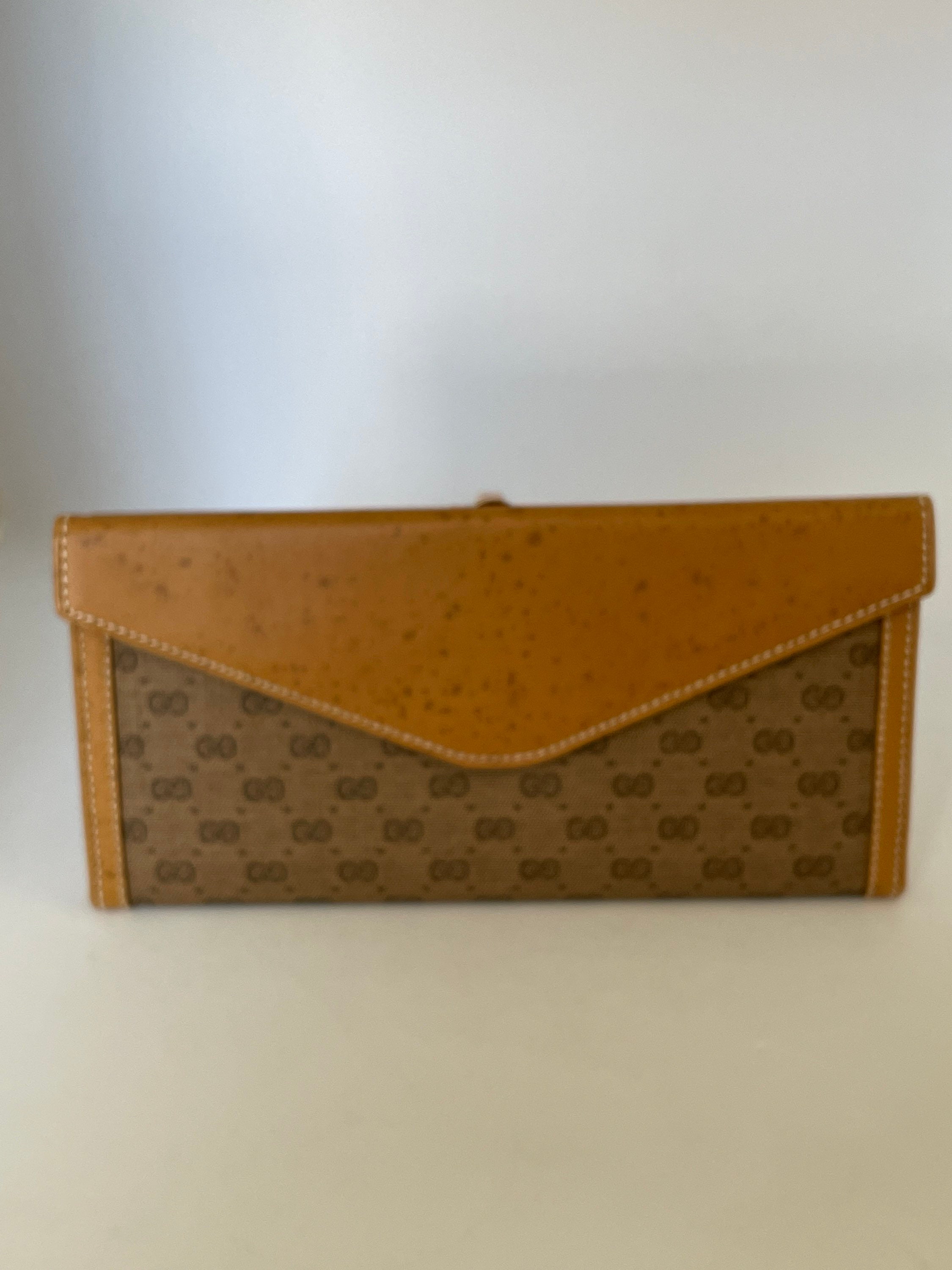 Vintage Gucci wallet snap pocket interior has checkbook six credit