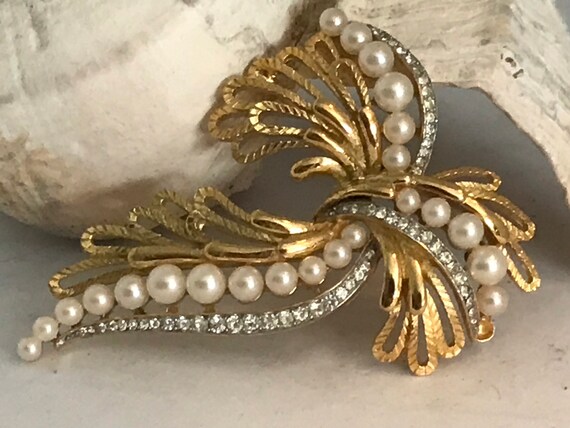 Vintage Trifari Faux Pearl Gold Tone Brooch