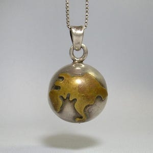 Collier pendentif et chaîne en forme de cloche harmonieux de 25 po. Laiton vintage, atlas terrestre, globe terrestre, boule, planète, sphère, carte, orbe