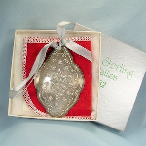 STERLING 12th In Series-1982 Towle Twelve Trommler Trommelverzierung Medaillon-Vintage 925 Silber-12 Tage Weihnachtsbox-Kartenbeutel-Zwölfter