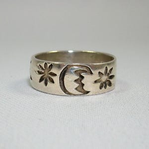 Anillo CELESTIAL DE LEY Tamaño 7-3/4 Vintage Plata 925 - Luna creciente tallada Deidad Mani - Cielo nocturno Estrellas - Banda ancha - Apilable - Pulgar