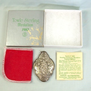 STERLING 12th In Series-1982 Towle Twelve Trommler Trommelverzierung Medaillon-Vintage 925 Silber-12 Tage Weihnachten-Inc Box Kartenbeutel-Zwölfter