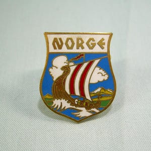 1-1/8&quot; NORGE VIKING Dragon Ship Pin Brooch-Vintage Gold Tone-Red Blue White Enamel-Scandinavian Nordic Norse Norway Norwegian Dragonsahl