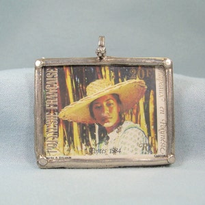 Ciondolo con francobollo POLYNESIANO STERLING 1984, racchiuso in plastica e cornice in argento 925, cappelli vintage in Polinesia Polynesie Francaise