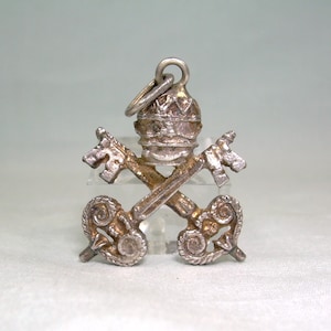 Pendentif blason de la ville du VATICAN en argent 800 de 1-3/16 po.-vintage presque sterling-Italie italien-pape papal-chrétien drapeau religieux blason