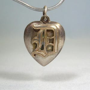 Dije de corazón de 11/16" de plata esterlina vintage. Inicial de la letra D inglesa antigua. Monograma victoriano. "Ámame para siempre".