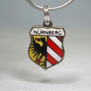 Colgante con dije de escudo de viaje de plata de ley 800 de Núremberg, Alemania, estilo vintage, casi de ley, esmaltado, escudo de armas, postal de Núremberg, ciudad bávara
