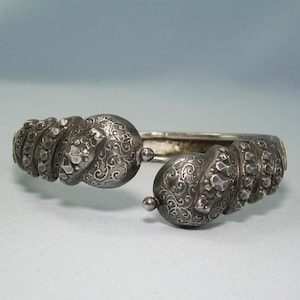 Pulseira de 7-1/2" em prata 800 com serpentes - Antiga, vintage, quase prata de lei - Marca de autenticidade britânica - Marca de data vitoriana de 1882 - Cabeças duplas