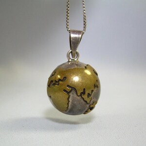 Pendentif harmonie en forme de cloche sur la terre de 32 1/4 po. sur chaîne - argent 925 et laiton vintage, carte des terres de l'atlas, globe globe, planète, orbe