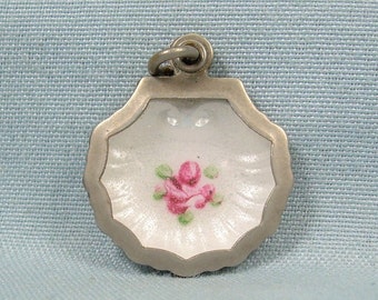 Dije de medallón deslizante de concha de ley de 1,9 cm. Plata 925 antigua vintage. Esmalte blanco. Rosa de col verde rosa. Concha de almeja con perla nueva.