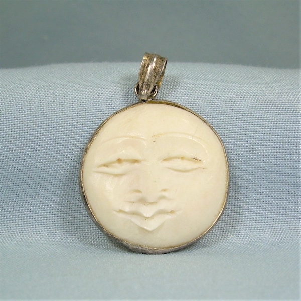 Pendentif VISAGE CÉLESTE EN STERLING - Camée en os sculpté vintage en argent 925 - Déesse zen souriante paisible, Homme cosmique sous la pleine lune