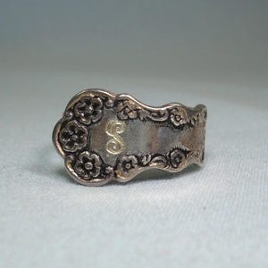 Anillo envolvente con cuchara de plata de ley - Plata 925 vintage - Sello de L. Vernon - Letra S inglesa antigua - Sello con monograma - Insignia inicial - Flores de nomeolvides