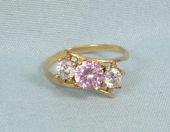 1.8g 10K GOLD Pink & Clear Crystals Ring Size 4-1… - image 1