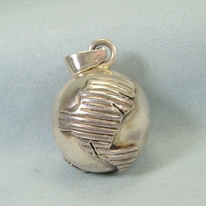 Petit pendentif cloche harmonieux de la paix sur la terre, argent 925 vintage, atlas sonore, globe terrestre, porte-clés, planète orbe, sphère, carte du pays