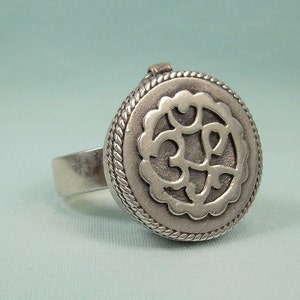 Médaillon OM STERLING Sz 6-1/2 vintage en argent 925 avec charnière dans le compartiment secret boîte à pilules empoisonnée d'encens - Chant Mantra bouddhiste