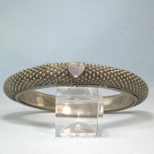 Pulsera rígida de plata 900 con tachuelas en forma de corazón - Estilo vintage, casi de plata esterlina - Tachuelas puntiagudas - Estilo étnico tribal cultural - Yemení, beduino, etrusco - Gruesa y hueca